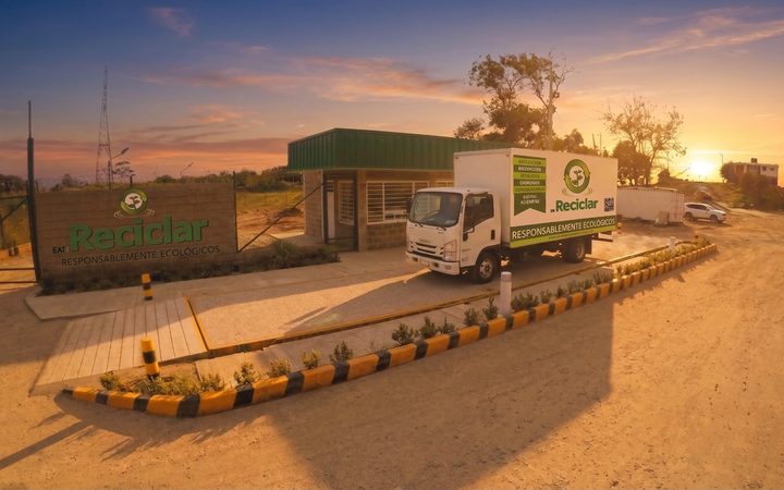 Báscula industrial de pesaje automotriz en la planta